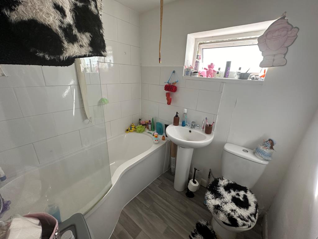 Lot: 71 - FREEHOLD BLOCK OF FLATS FOR INVESTMENT - Flat one bathroom with W.C.